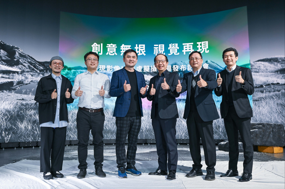 友達光電與再現影像攜手，於中影製片廠建置全台首座提供嶄新一站式整合服務的LED虛擬製作攝影棚（圖左至右：再現影像視覺總監郭憲聰、再現影像營運總監黃棨雋、再現影像藝術總監與導演紀柏舟、友達光電技術長廖唯倫、友達光電系統設計製造服務事業總部副總經理曾天龍、友達光電系統產品事業資深處長蘇聖倫）