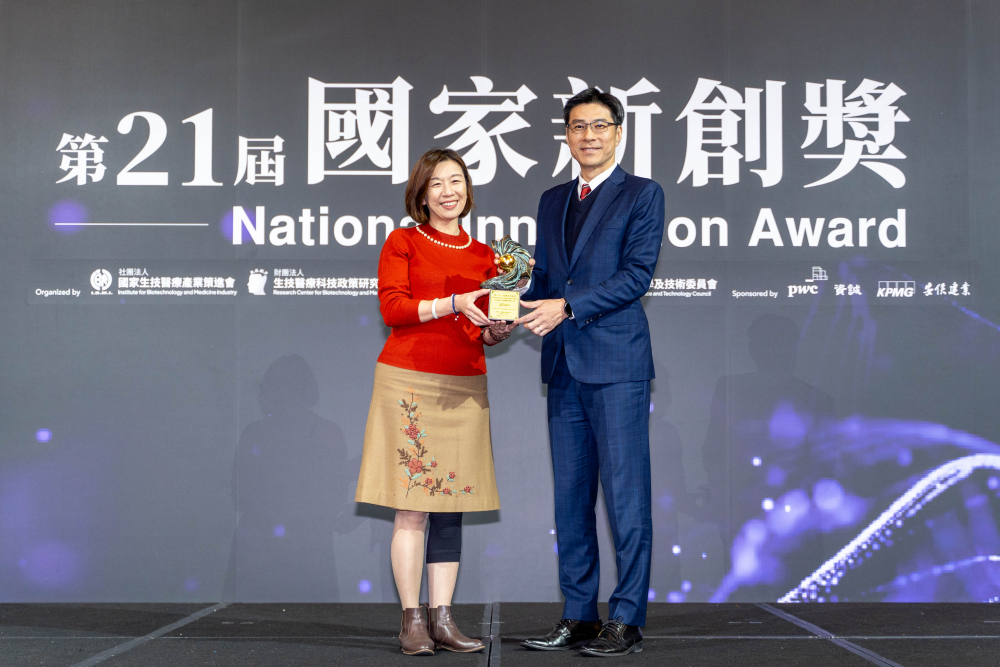 友達旗下子公司友達耘康與達擎分別以「中醫數位化檢測解決方案」及「寬視角3D醫療顯示器」獲得第二十一屆國家新創獎「智慧醫療與健康科技」類別的「企業新創獎」與「國家新創精進獎」兩項殊榮。圖左為衛生福利部政務次長林靜儀、圖右為友達光電智慧醫療事業群總經理廖世宏