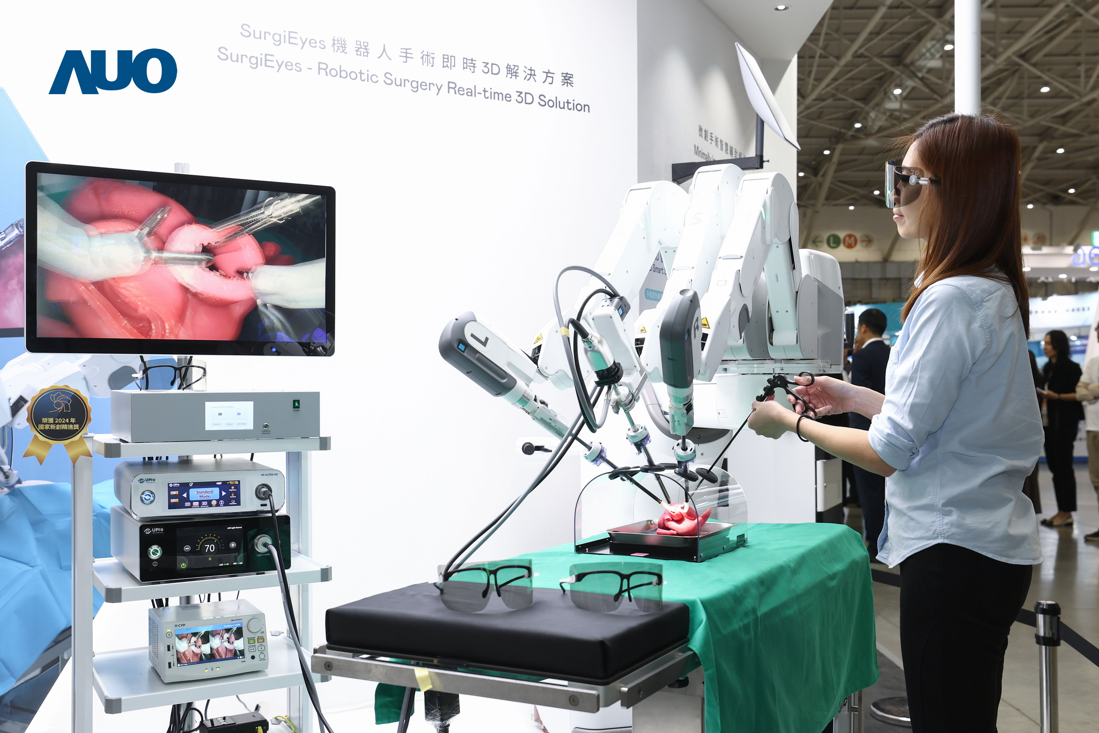 达擎以领先的3D显示技术推出〝SurgiEyes机器人手术实时3D解决方案〞，整合先进3D图像处理与独家3D垂直宽视角、广色域的显示技术，手术团队可实时同步主刀医师视角看到清晰3D影像，提升沟通效率与安全性。